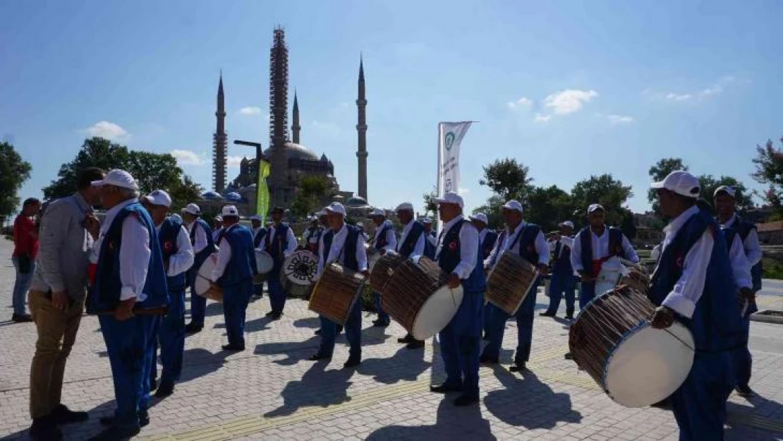 Davullu-zurnalı davete turistlerden yoğun ilgi