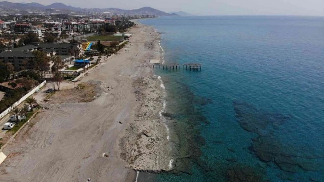 Deniz suyu çekildi Alanya sahillerinde su altında olan kayalıklar gün yüzüne çıktı