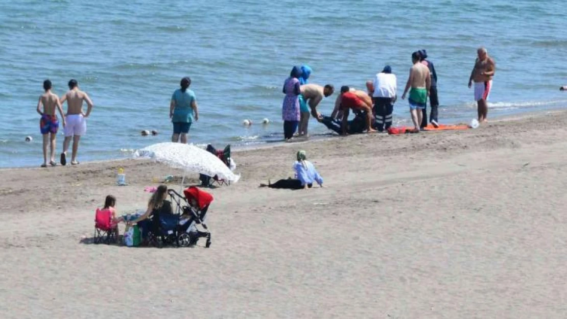 Denizde boğulma tehlikesi geçiren 2 kadın hastaneye kaldırıldı