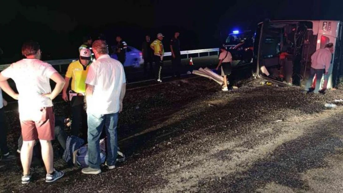 Denizli'de yolcu otobüsü refüje devrildi: 2'si ağır 28 yaralı