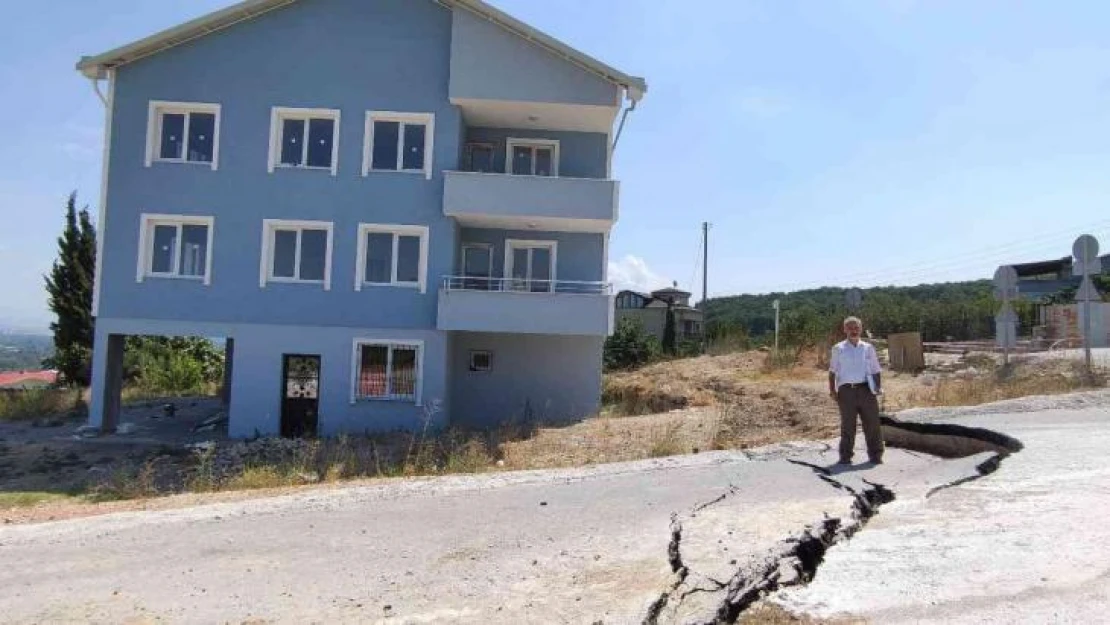 Deprem gibi...İnşaat çalışması karayolu ve evlerin bahçesini böyle çökertti