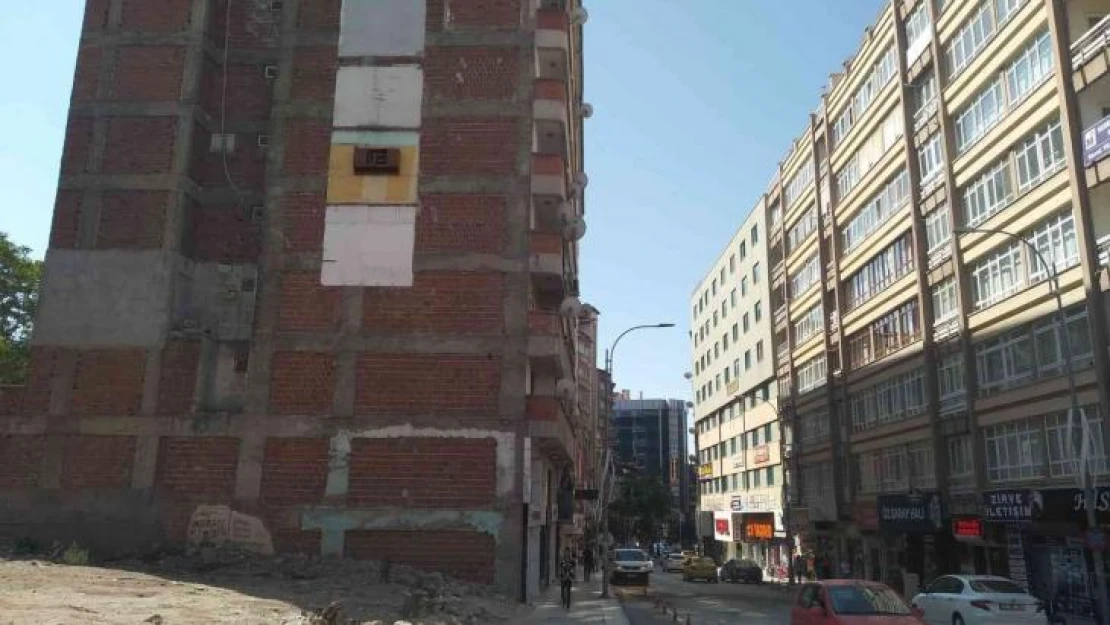 Depremde yıkılan binanın yanındaki apartmanda asılı kalan dolap kuşlara yuva oldu