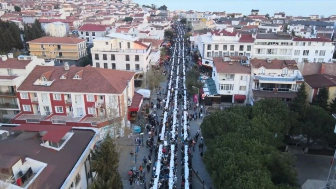 Dev cadde trafiğe kapandı, 5 bin kişi iftar yaptı