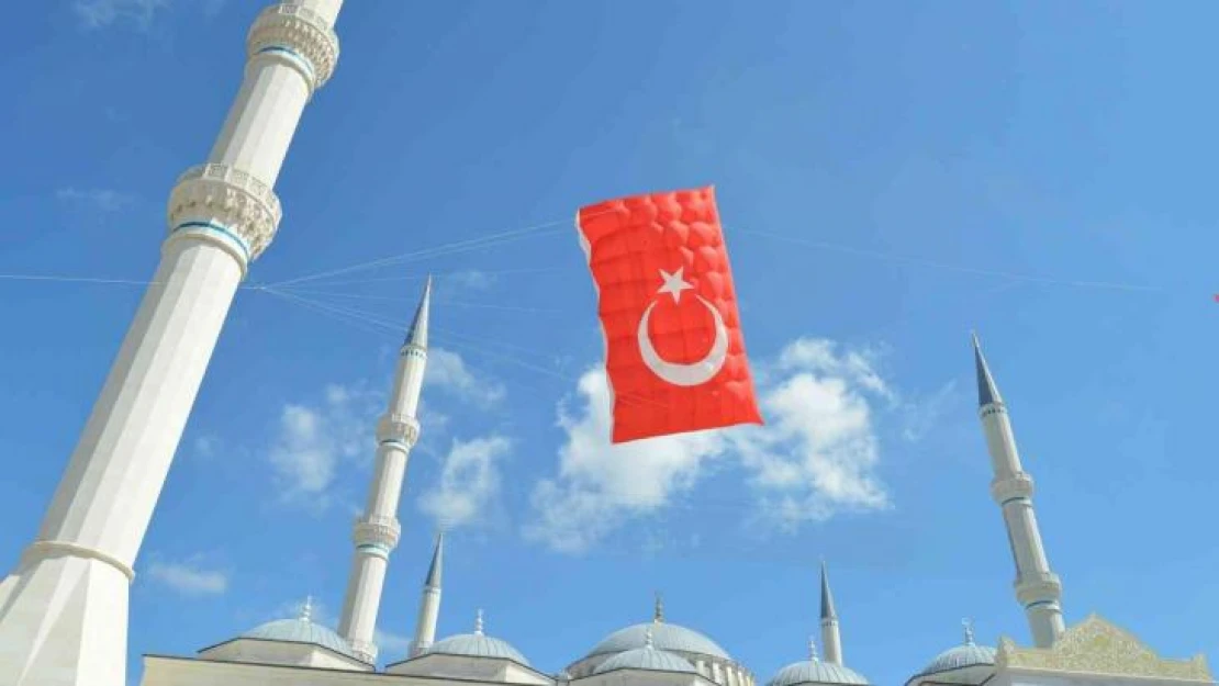 Dev Türk bayrağı uçurtması Çamlıca Camii'nde havalandı