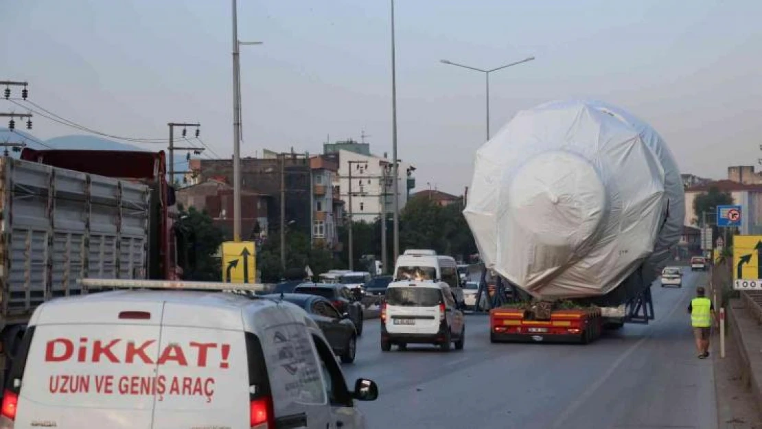 Devasa yük taşıyan tır şehri birbirine kattı