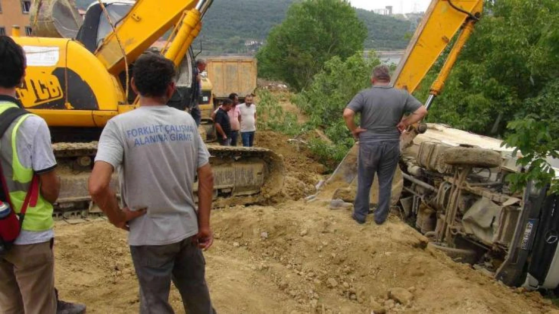 Devrilen kamyondan canını kurtarmak için atlarken altında kaldı