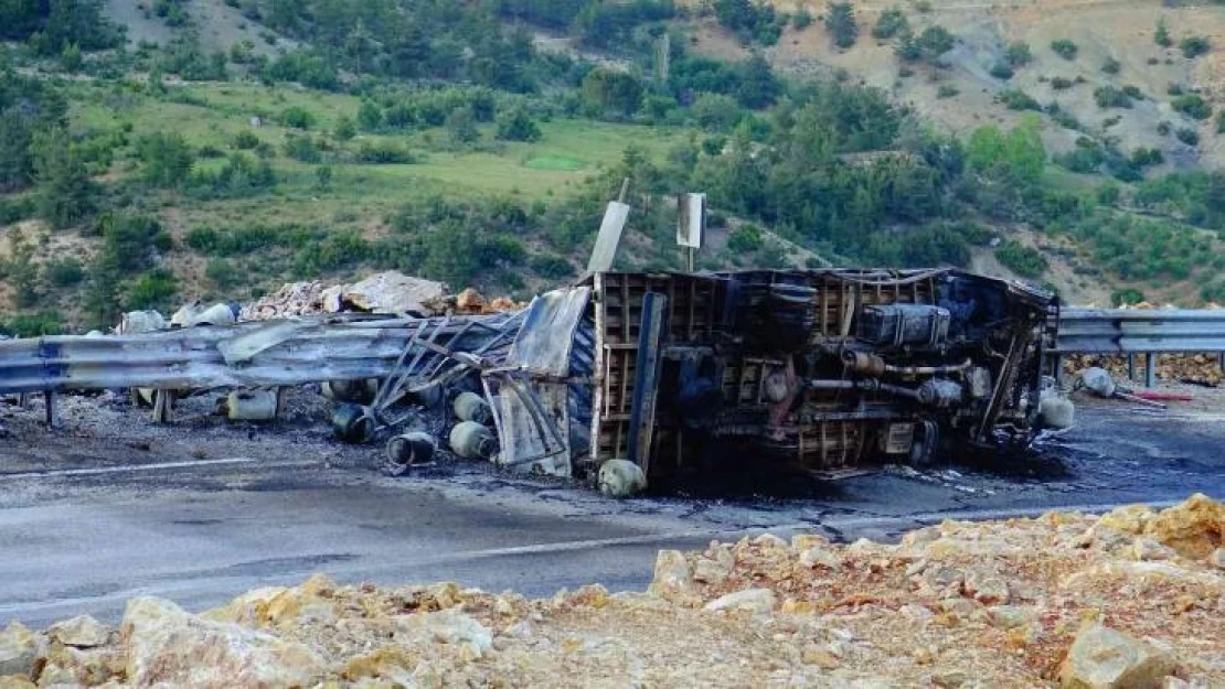 Devrilen kamyonetteki tüpler bomba gibi patladı: 2 yaralı