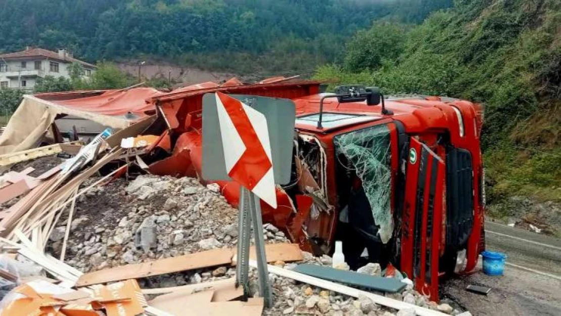 Devrilen tır alevlere teslim oldu, vatandaşlar kovalarla su taşıdı