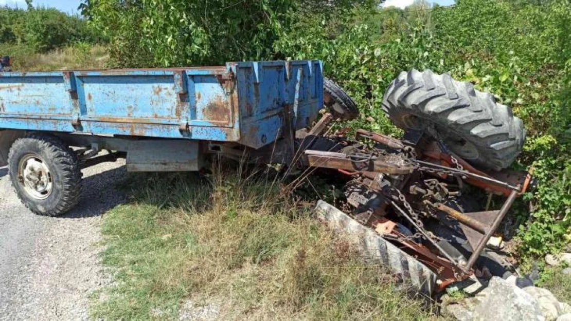 Devrilen traktörün altında kalan sürücü hayatını kaybetti