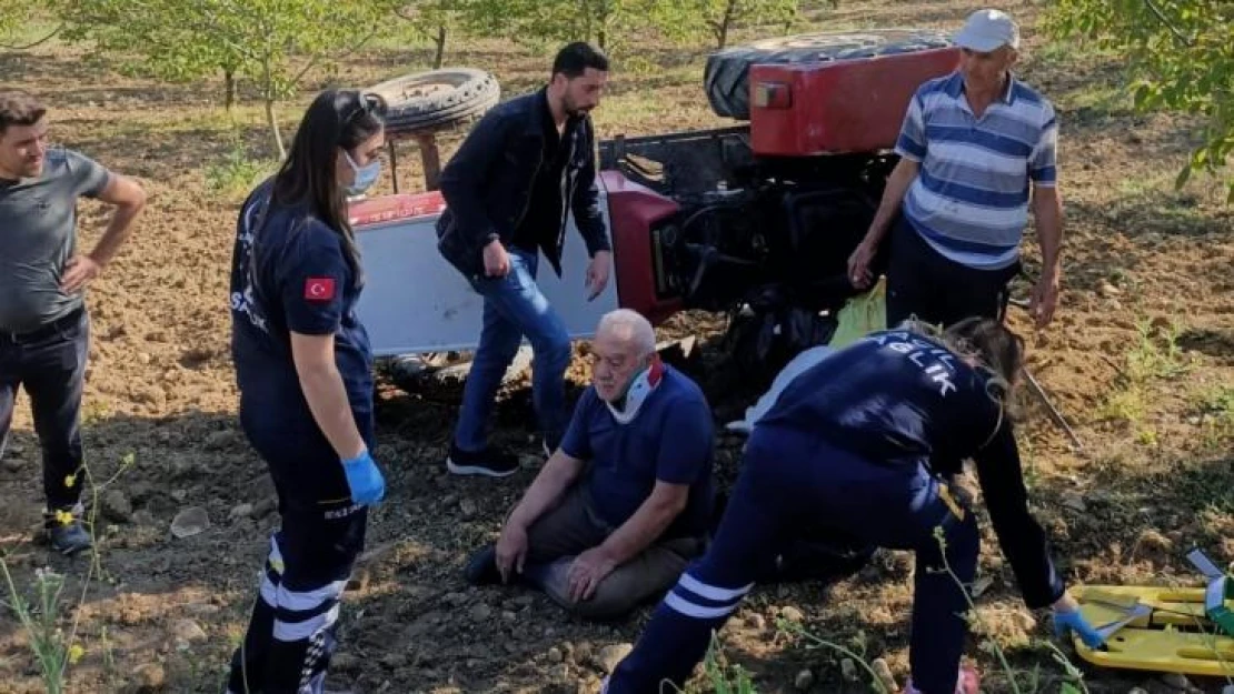 Devrilen traktörün altından sağ çıktı