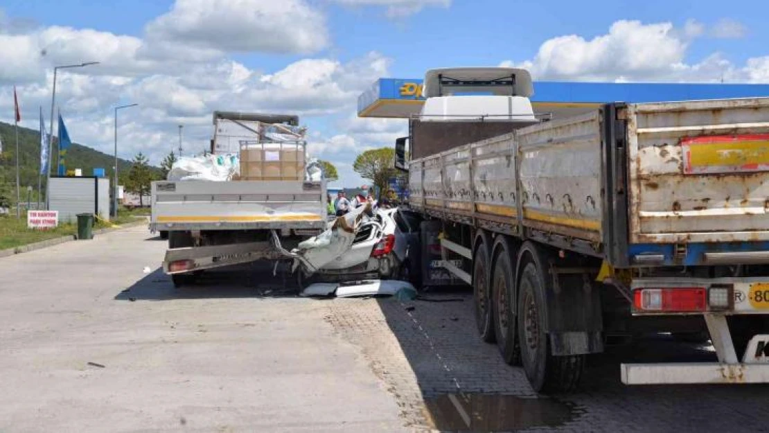 Dinlenme tesisine girerken park halindeki tırlara çarptı: 3 ölü, 1 yaralı