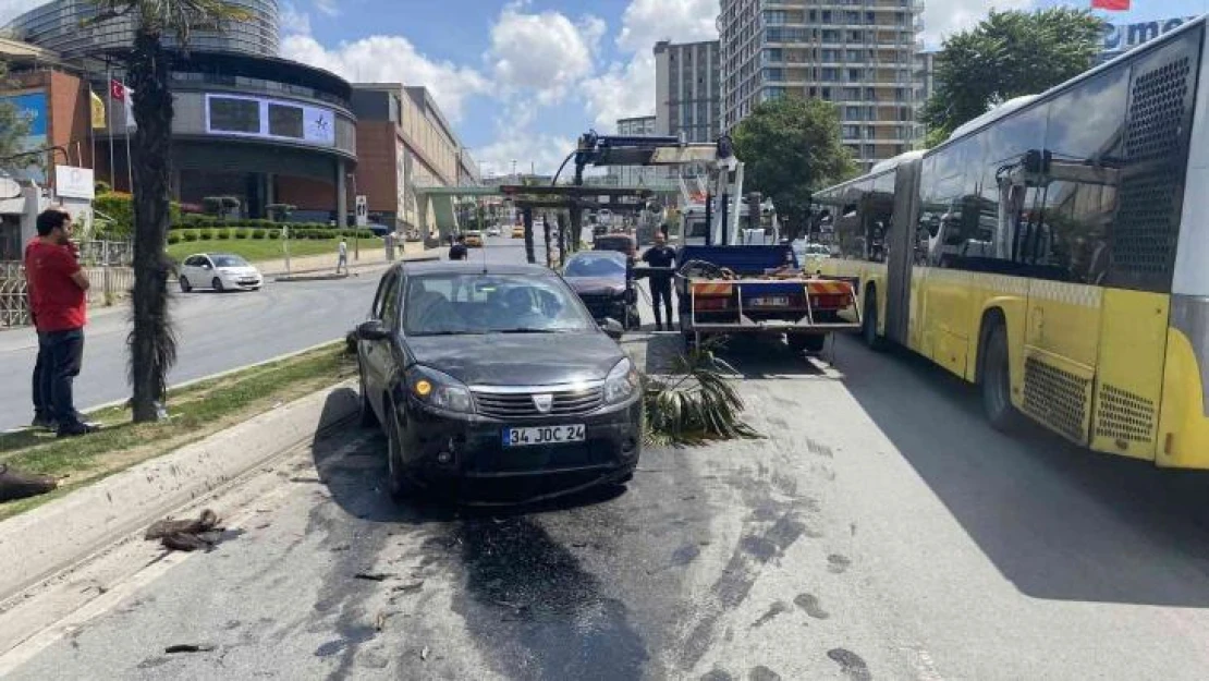 Direksiyon hakimiyetini kaybeden 2 sürücü ağaçları devirerek karşı şeride uçtu