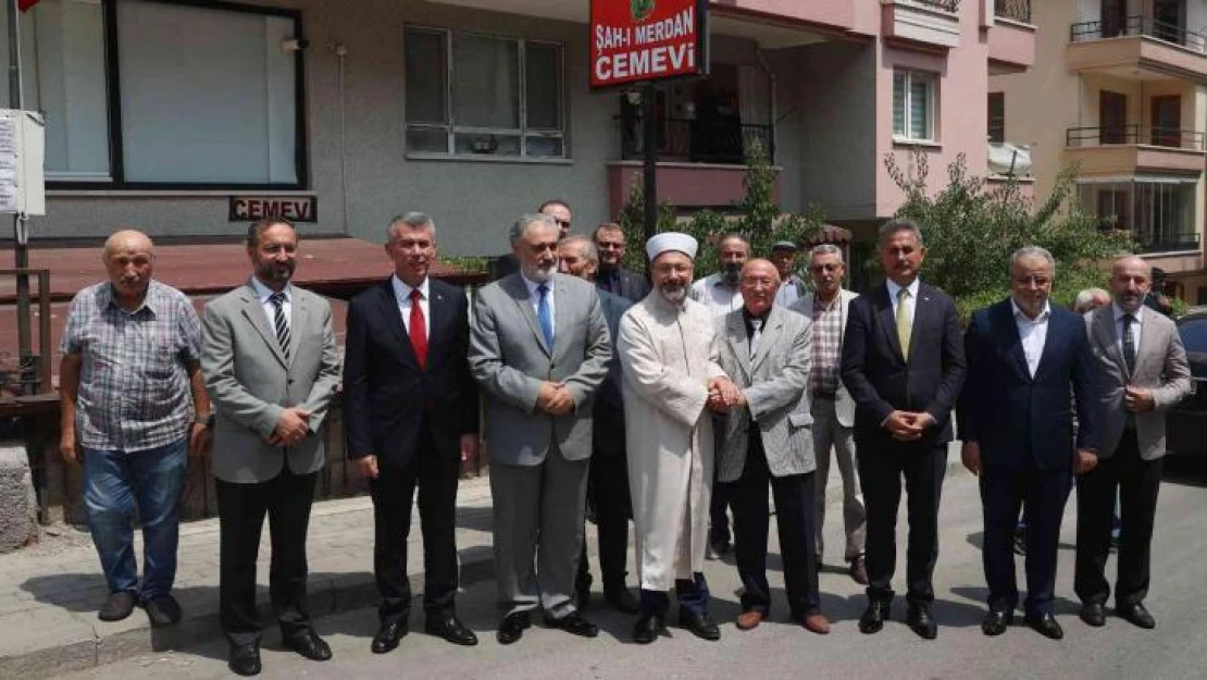 Diyanet İşleri Başkanı Erbaş saldırıya uğrayan cemevini ziyaret etti