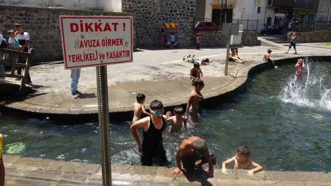 Diyarbakır'da asfalt buharlaştı, çocuklar süs havuzlarına koştu