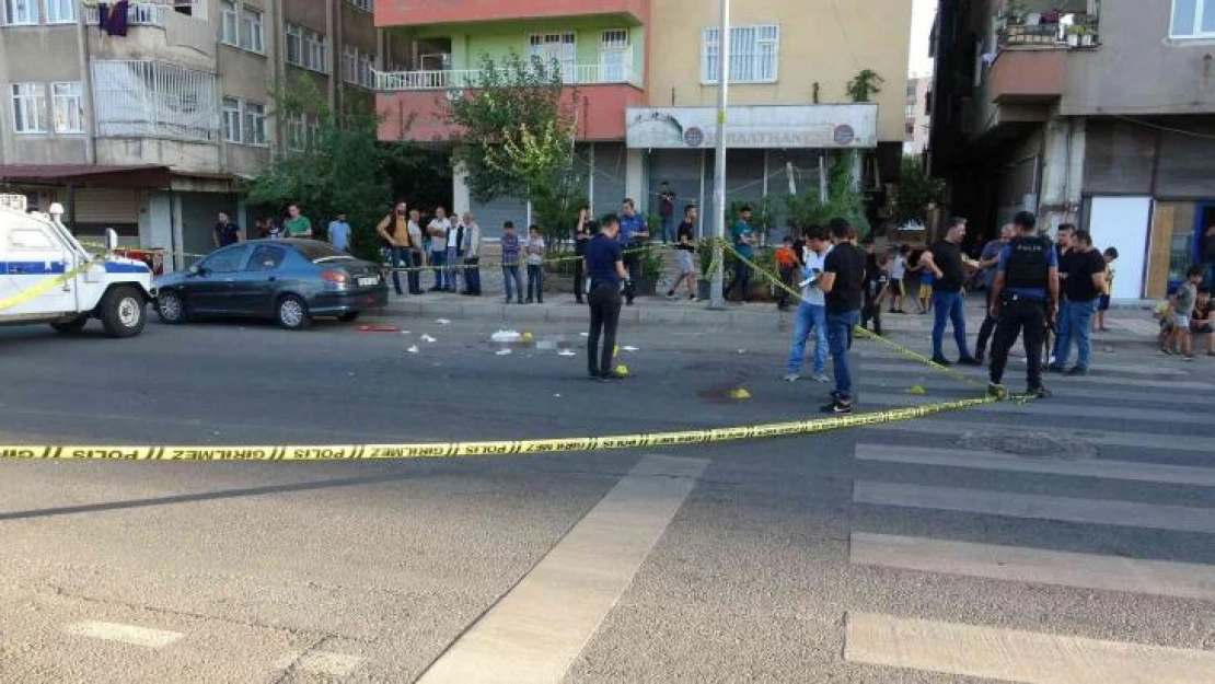 Diyarbakır'da cadde ortasında silahlı çatışma: 3 kişi yaralandı