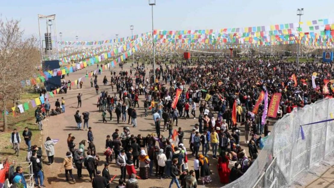 Diyarbakır'da Nevruz kutlamaları... Provokatörler yine iş başında