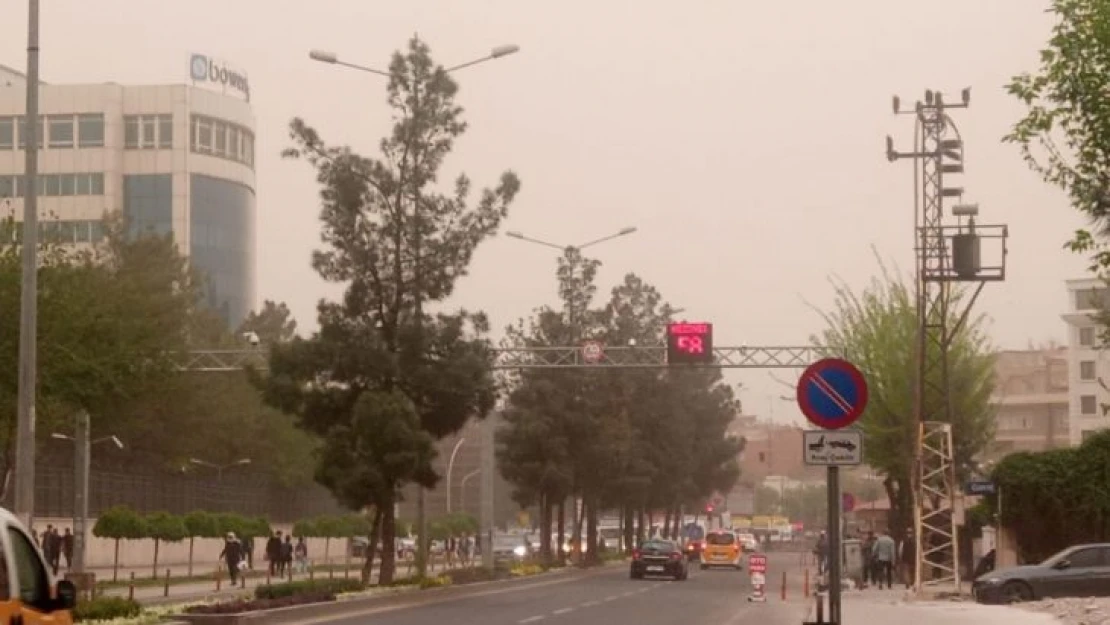 Diyarbakır'da toz bulutu nedeniyle gökyüzü kızıla büründü