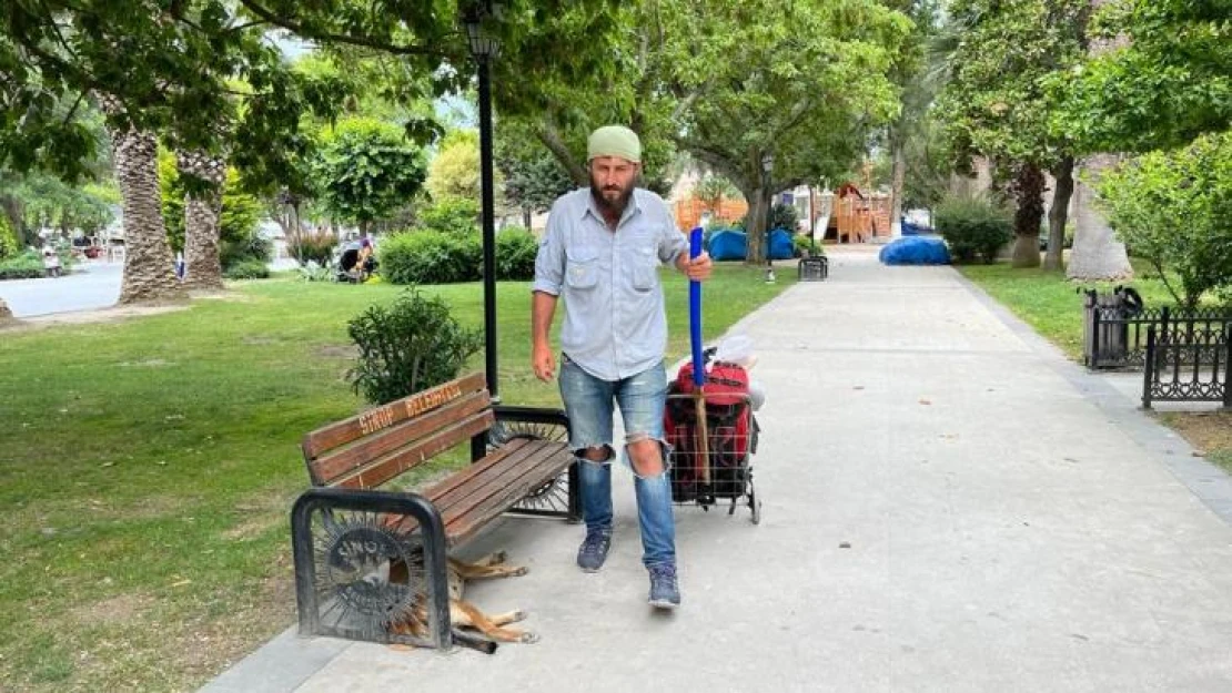 Doğa için Yoldaş isimli köpeğiyle ülkeyi geziyor