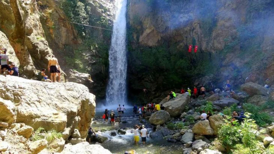 Doğa tutkunlarının yeni gözdesi 'Karaçay Şelalesi'