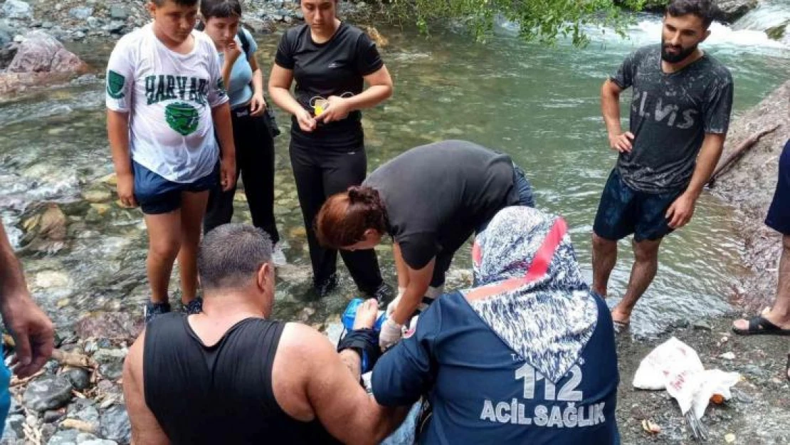 Doğa yürüyüşünde ayağı kırılan adam 4 kilometre sedyeyle taşındı