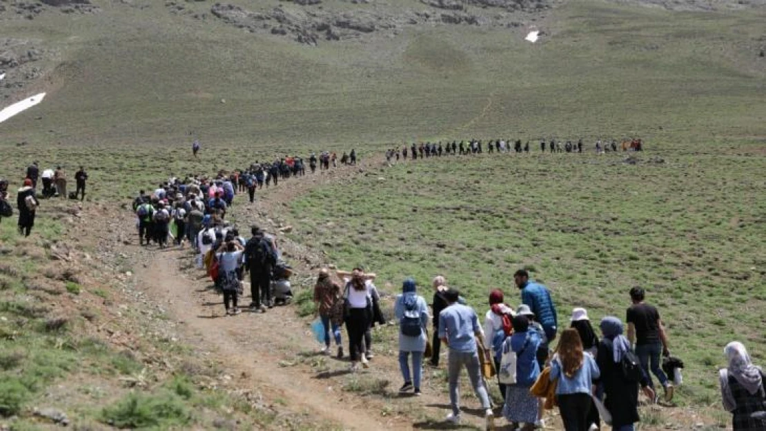 Doğaseverler 3 bin metrede halay çekip karda kaydı