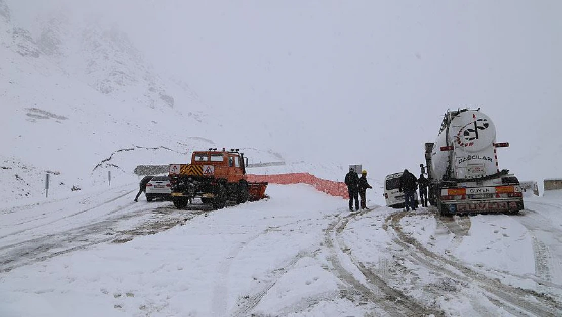 Doğu'da kar nedeniyle 290 köy yolu ulaşıma kapandı