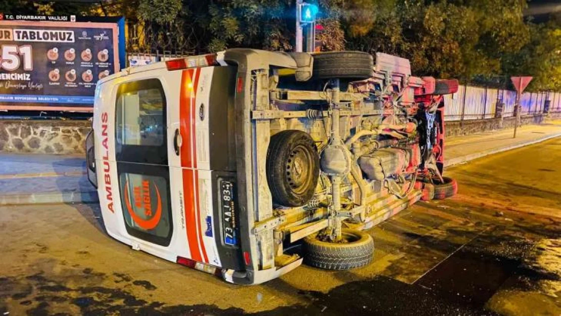 Dolmuşla çarpışan ambulans devrildi: 3 yaralı