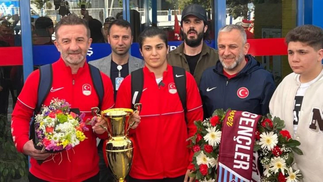 Dünya şampiyonu Busenaz Sürmeneli Trabzon'a mehteranla karşılandı