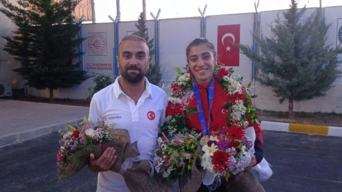 Dünya şampiyonu Vanlı Nevin İnce coşkuyla karşılandı