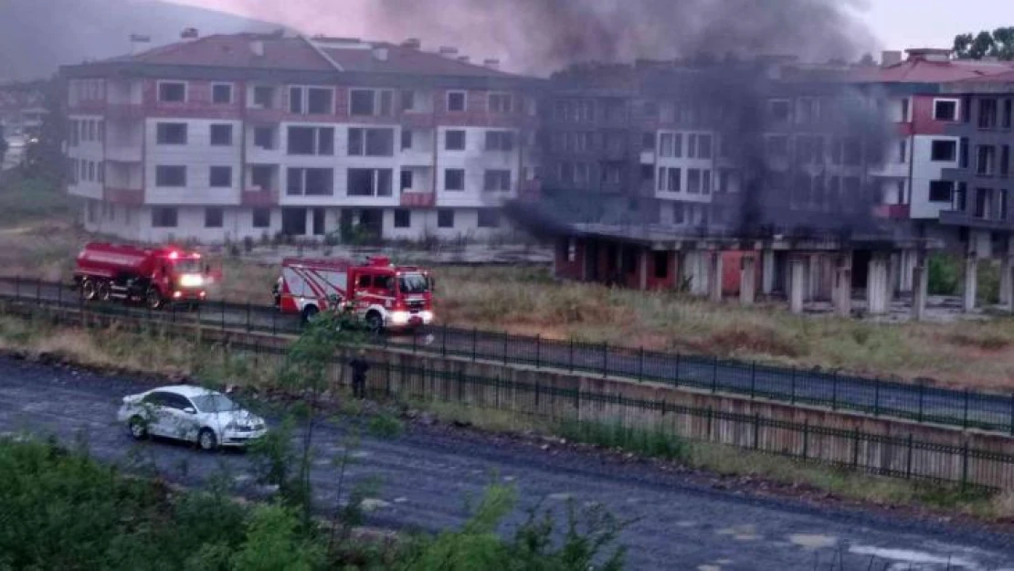 Düzce'de inşaat halindeki binaya yıldırım düştü