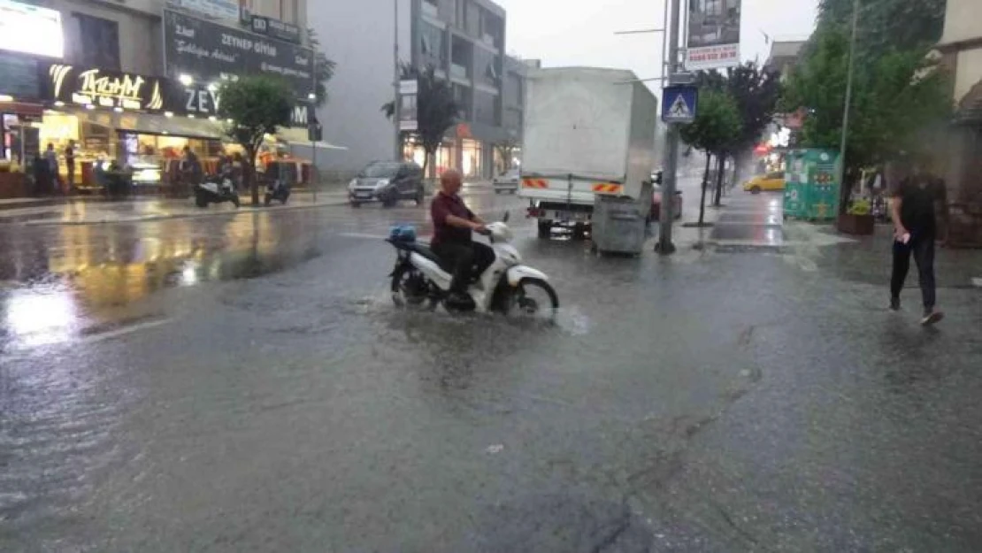 Düzce'de yağmur sokakları göle çevirdi