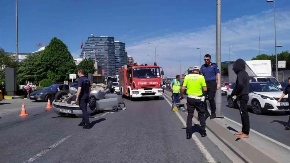 E-5 karayolundaki kazada araç takla attı: 1'i hamile 3 yaralı