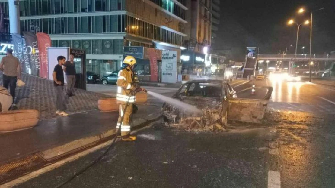 E-5'te alev alev yanan otomobil hurda yığınına döndü