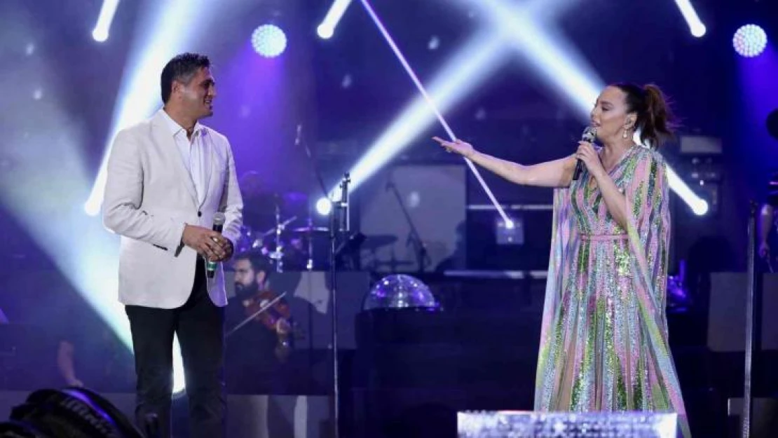 Ebru Gündeş'ten Aliağa'da 50 bin kişilik dev konser