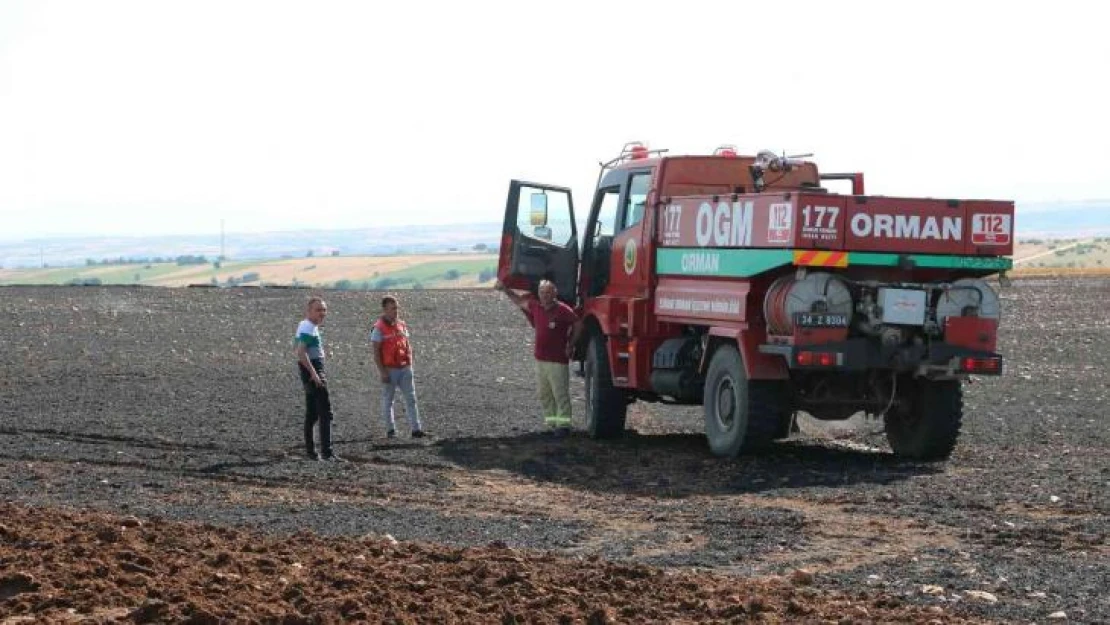 Edirne'de 30 dönüm arpa tarlası küle döndü