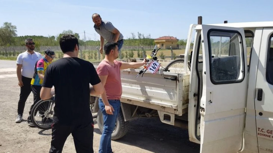 Edirne'de bisiklet yarışında yorgun düşenler ambulans ve kamyonetle geri getirildi