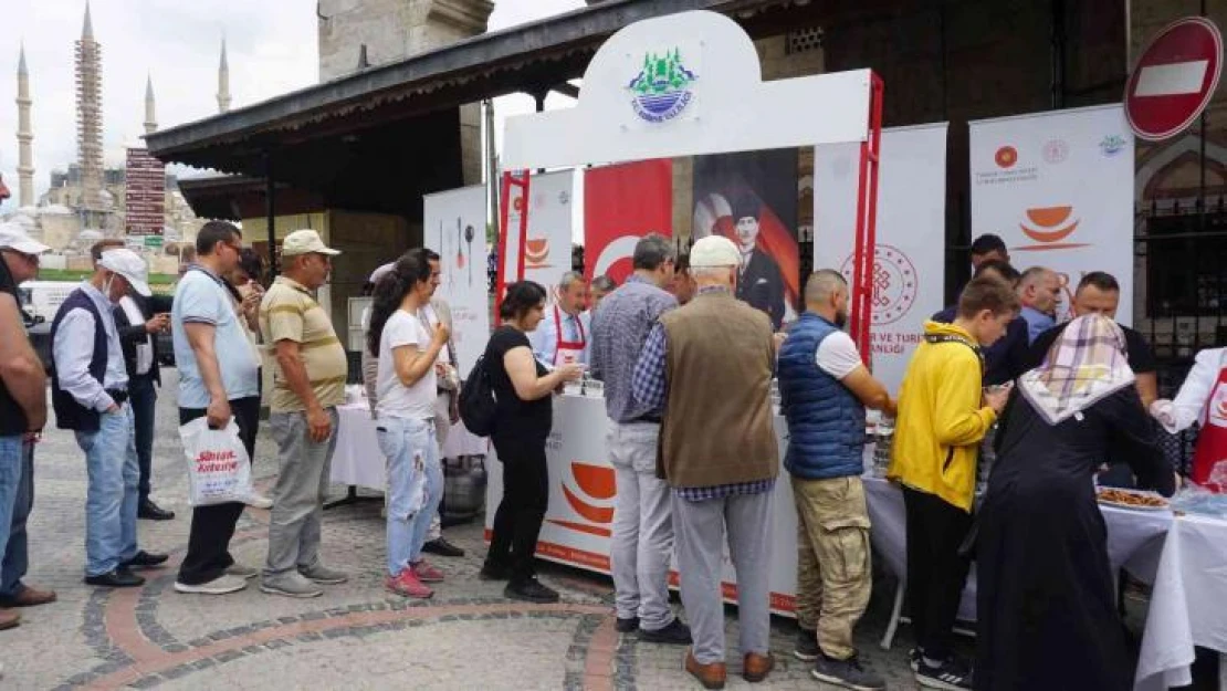 Edirne'de Türk Mutfağı Haftası'nda dağıtılan 300 kilo ciğer tava kısa sürede tükendi