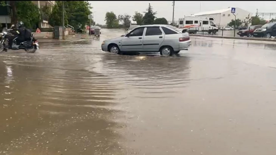 Edirne'nin bozuk yolları göle döndü