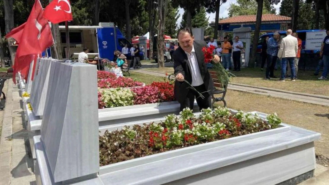 Edirnekapı Şehitliği'ni ziyaret eden aileler duygu dolu anlar yaşadı