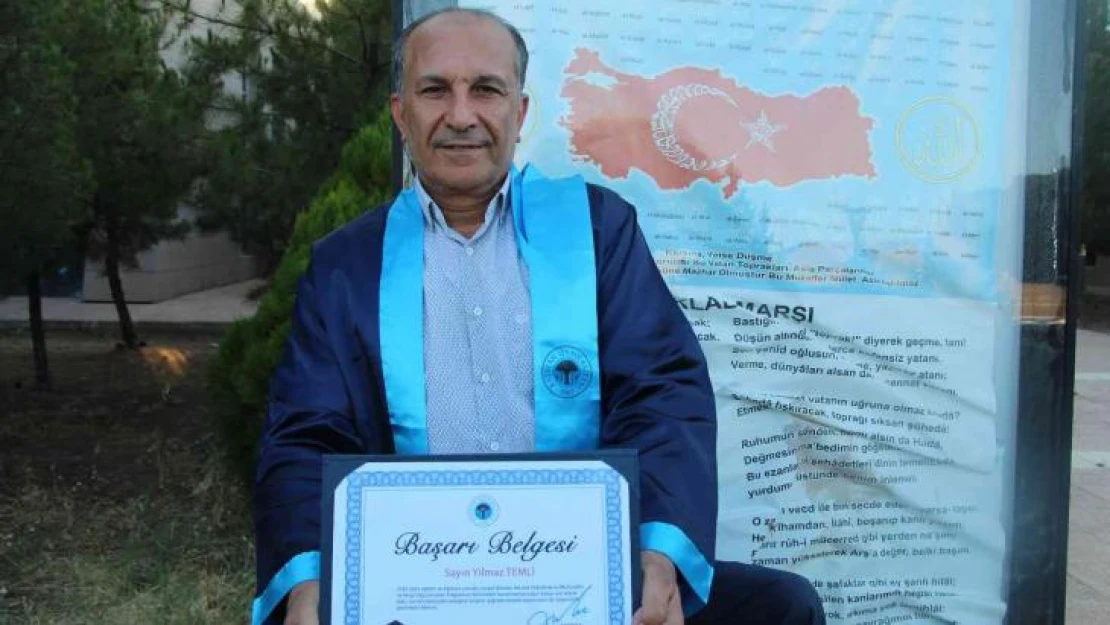 Eğitim engel tanımıyor, 60 yaşında mezun oldu