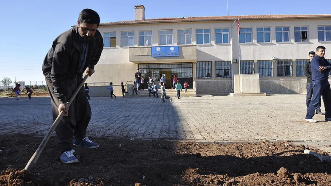 Eğitim gönüllüsü okulda ücretsiz çalışıyor