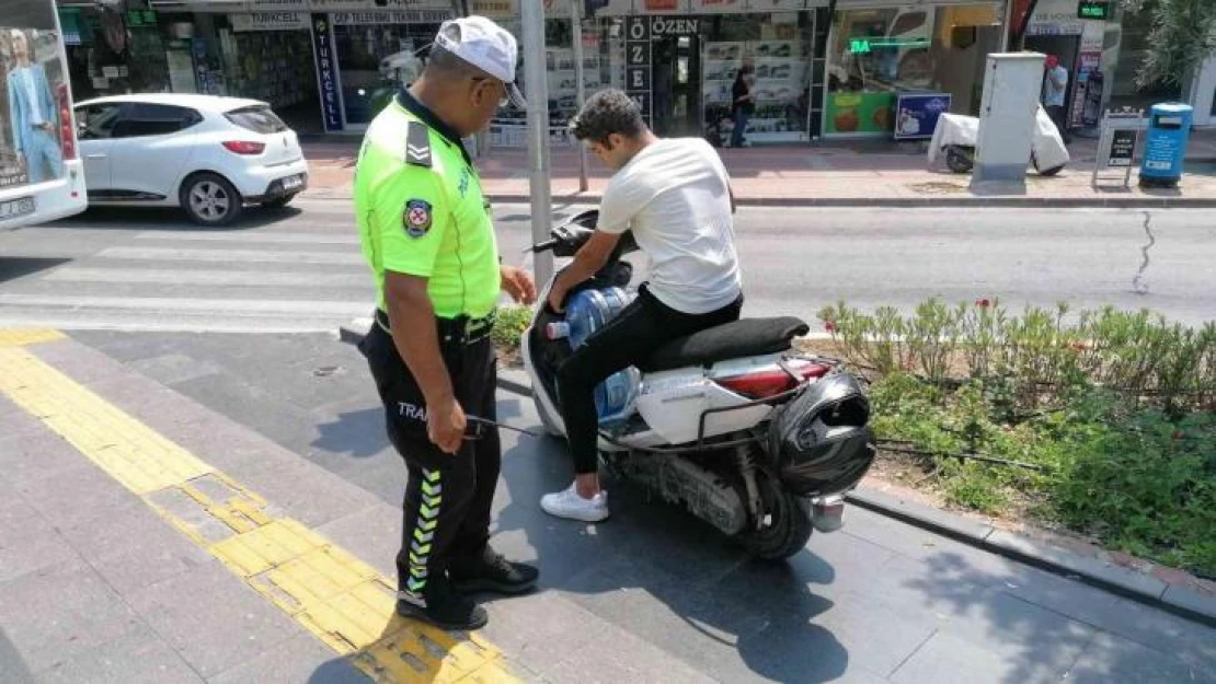 Ehliyetsiz ve kasksız olarak polise yakalandı, '9 aydır aynı işte ehliyetsiz çalışıyorum cezalar arka arkaya geldi' dedi