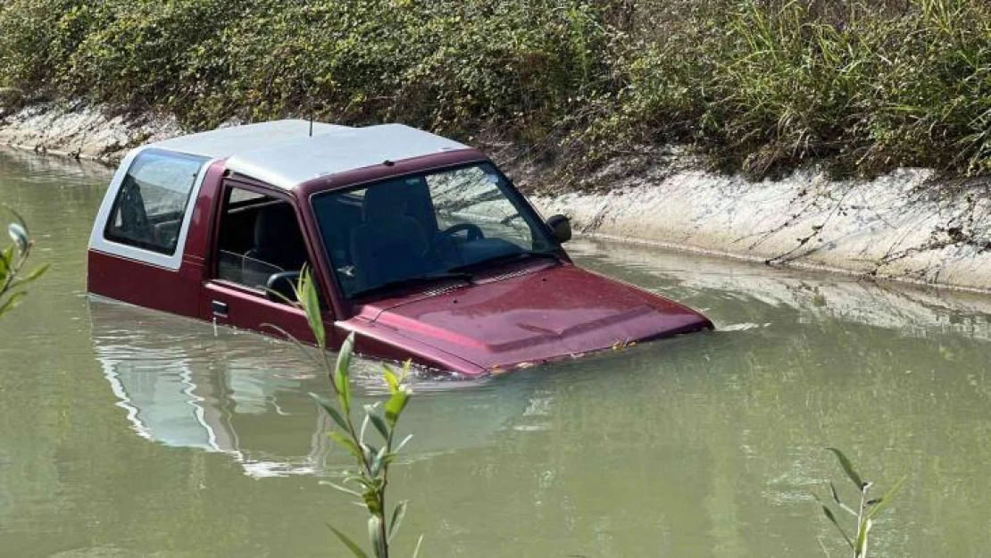 El frenini çekmeyi unuttuğu araç sulama kanalına düştü