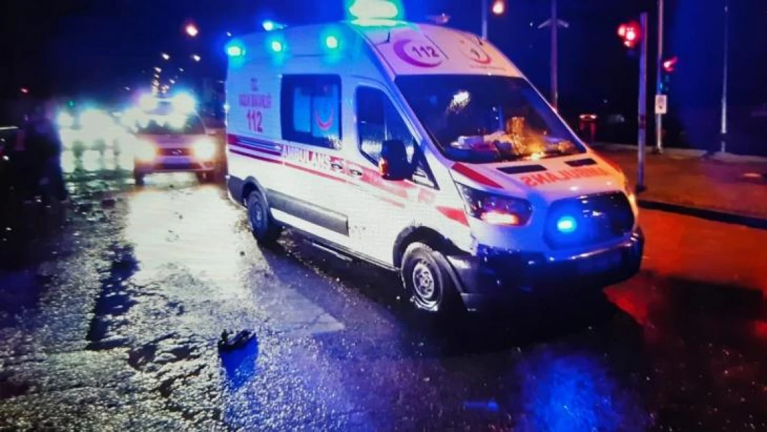 Elazığ'da ambulans ile otomobil çarpıştı: 5 yaralı