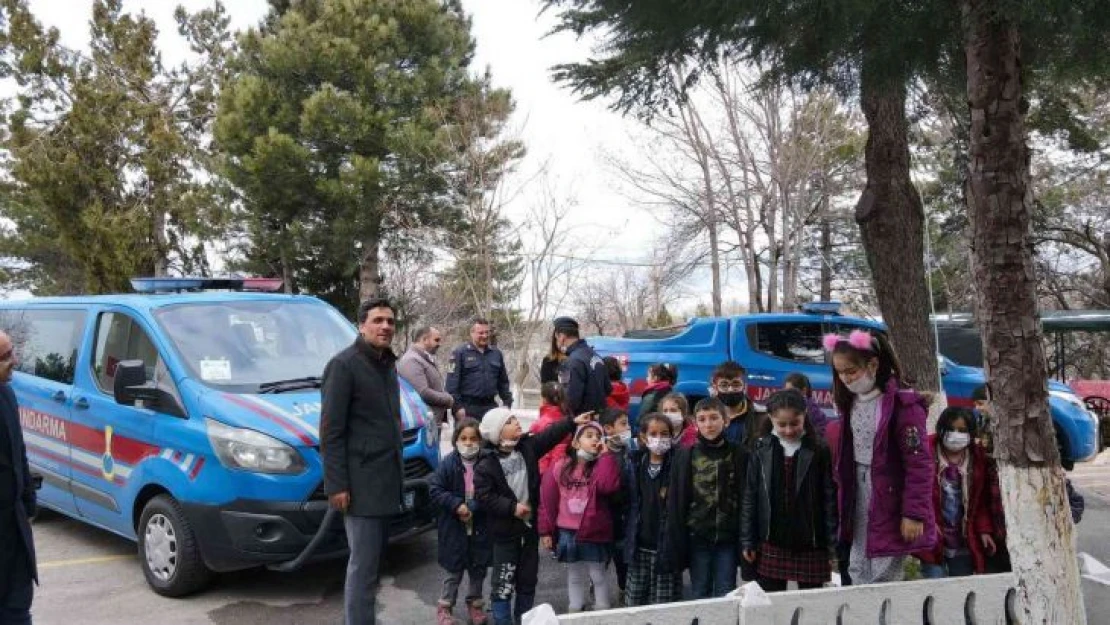 Elazığ'da öğrenciler, jandarma ekiplerine Türk bayrağı ve Kuran'ı Kerim hediye etti