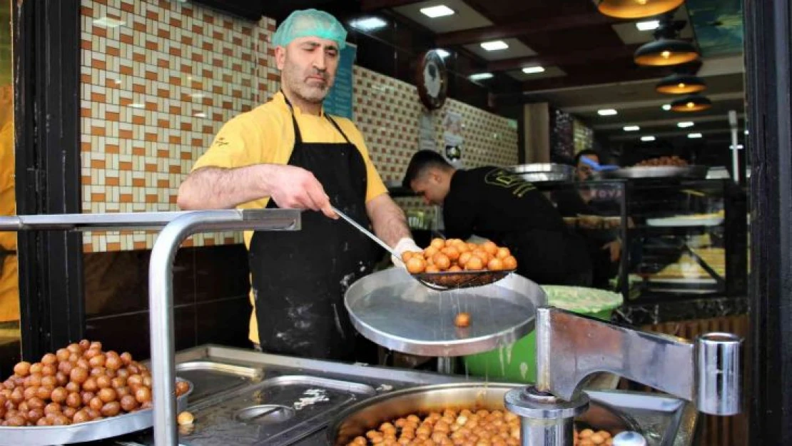 Elazığ'da Ramazan ayının vazgeçilmez tatlısı lokma, iftarda sofraları süslüyor