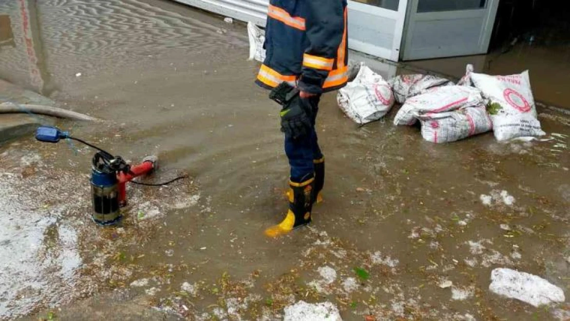 Elazığ'da sağanak yağış sonrası iş yerlerini su bastı