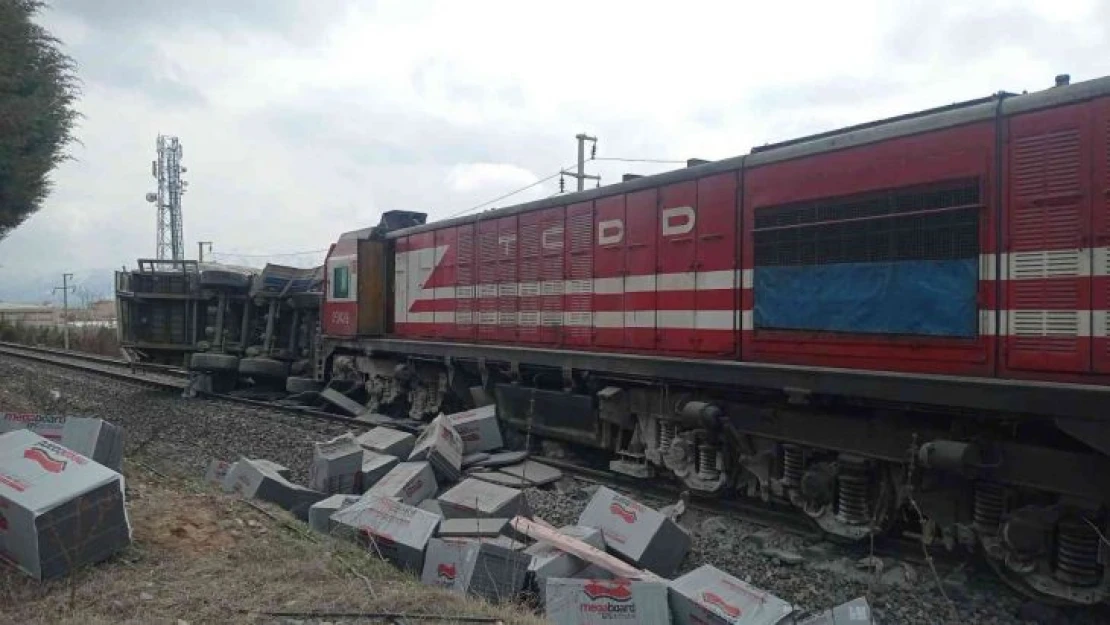 Elazığ'da tren tıra çarptı, sürücü araçtan atlayarak canını kurtardı