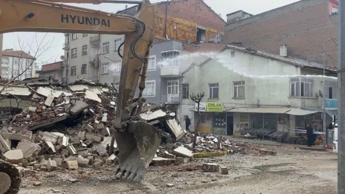 Elazığ'da yıkımına başlanan bina çöktü