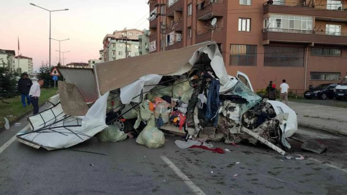 Elektrik direğine çarpan kamyonet hurdaya döndü: 1 ölü, 1 yaralı